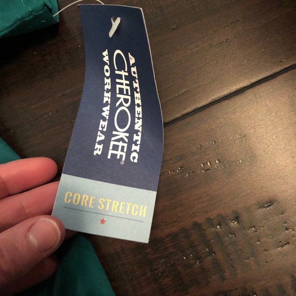 NWT Cherokee Scrub Top - Picture 4 of 8